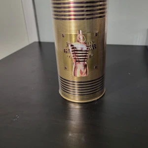 Jean Paul Gaultier Le Male 125ml - Stilren och ikonisk parfym från Jean Paul Gaultier. 125 ml storlek, tillverkad i Frankrike. Perfekt för dig som vill sticka ut med en klassiker i samlingen. Kvitto förekommer 