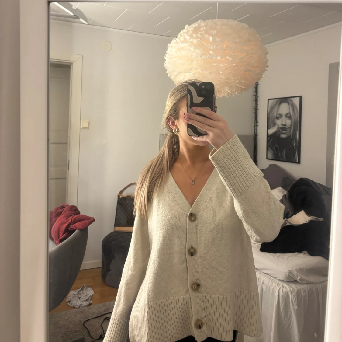 Beige kofta med v-ringning och knappar