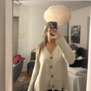 Beige kofta med v-ringning och knappar - Säljer en beige kofta från H&M 