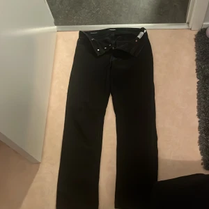 Jack and Jones jeans - Jack and Jones jeans i bra skick använda ett fåtal gånger, storlek 28 32 regular fit