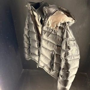 Moncler Vinterjacka - Skick 10/10, helt nytt. Xs, modellen är 158 och väger 53. Om du är mellan 155-168 så kommer jackan att passa bra skulle jag säga. Väldigt fin monclizyy, perfekt till vintern, höst osv. Nypris 14000, säljs för endast 2999. Självklart autentisk❤️