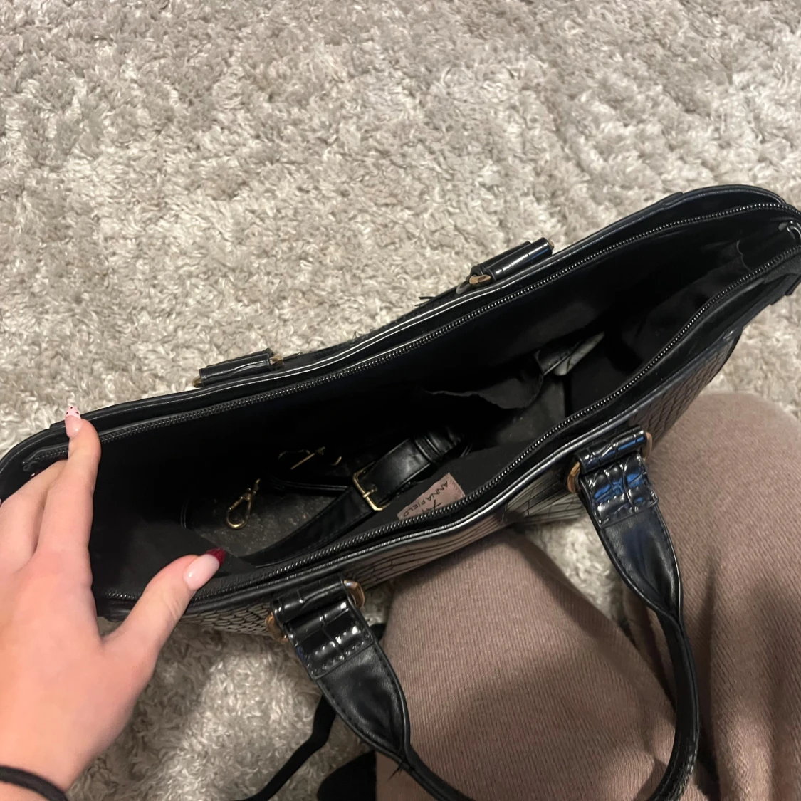 Svart handväska i croco-look från Anna Field - 3