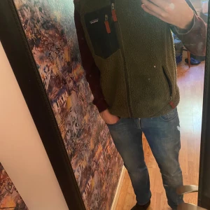 Patagonia väst - Säljer en fet olivgrön väst från patagonia. Storlek M hör av dig vid intresse. Bild 181 cm 68 kg.