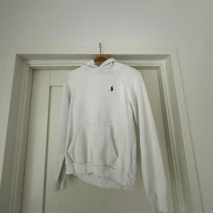 Ralph lauren hoodie - Ralph Lauren hoodie strl s. Finns några små fläckar på hoodein. Hör av dig vid frågor