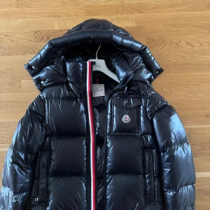 Moncler Montbeliard  - Tjenare! Säljer nu min grymma Montbeliard. Storlek 2 Cond 9/10 Inga flaws alls. Självklart äkta tags medföljer! 