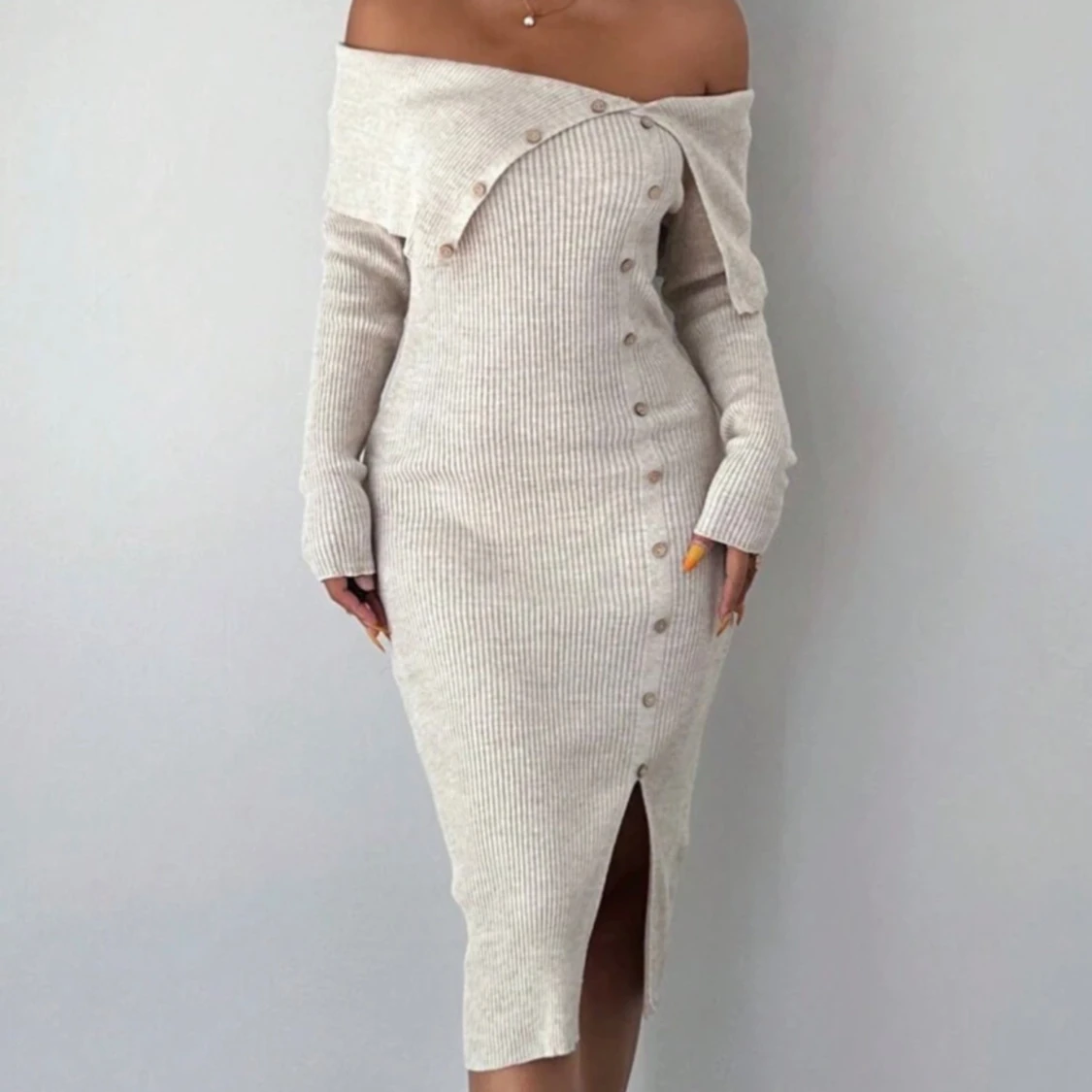 Beige ribbad offshoulder klänning - 1