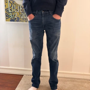 Blå Replay jeans straight fit - Säljer ett par snygga blå jeans från Replay i rak modell. Jeansen har klassisk femficksdesign, normal passform och är tillverkade i mjukt denimtyg. Perfekta för dig som gillar stilrena och bekväma jeans med en modern look. Pris går alltid att diskuteras 😁