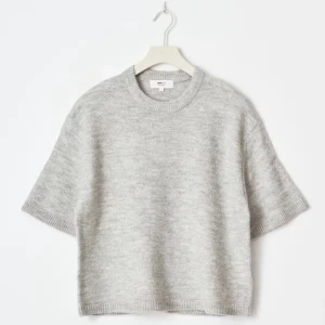 Grå stickad kortärmad tröja - Säljer min grå stickade trekvarts tröja från Gina ❤️skriv för fler bilder 