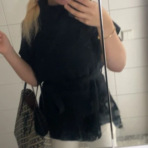 Svart blus med knyt i midjan - Säljer en svart blus 