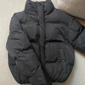 Svart jacka  - Knappt använd, lite cropped i modellen