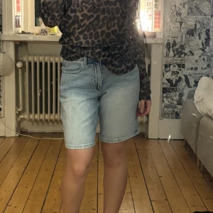 Ljusblåa jeansshorts med rak passform - Säljer ett par ljusblåa jeansshorts med klassisk femficksmodell och rak, loose passform. Shortsen är högmidjade och har en snygg, enkel design utan slitningar. från veromoda i stl 36, aldrig använda