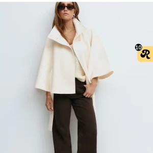 Beige kappa med bälte och vida ärmar - denna jacka är från Gina Tricot och är i storlek Xs/S. jag är nyfiken om någon skulle vilja byta min jacka mot en likadan i färgen svart. det går även bra ifall jackan är i storlek M/L. jag har använt jackan en gång, så den är i princip helt ny😃. Hoppas nån är nyfiken🌸💕