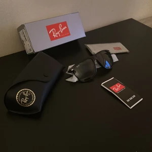 Ray-Ban Boyfriend 56 - [Populära Svarta, Rayban boyfriend] [HELT NYA, Skyddsplasten på bågarna är kvar] [Strl:56] [Allt Og Medföljer] Hör gärna av dig vid någon fråga! Pris är disskuterbart, mvh Edvin💫