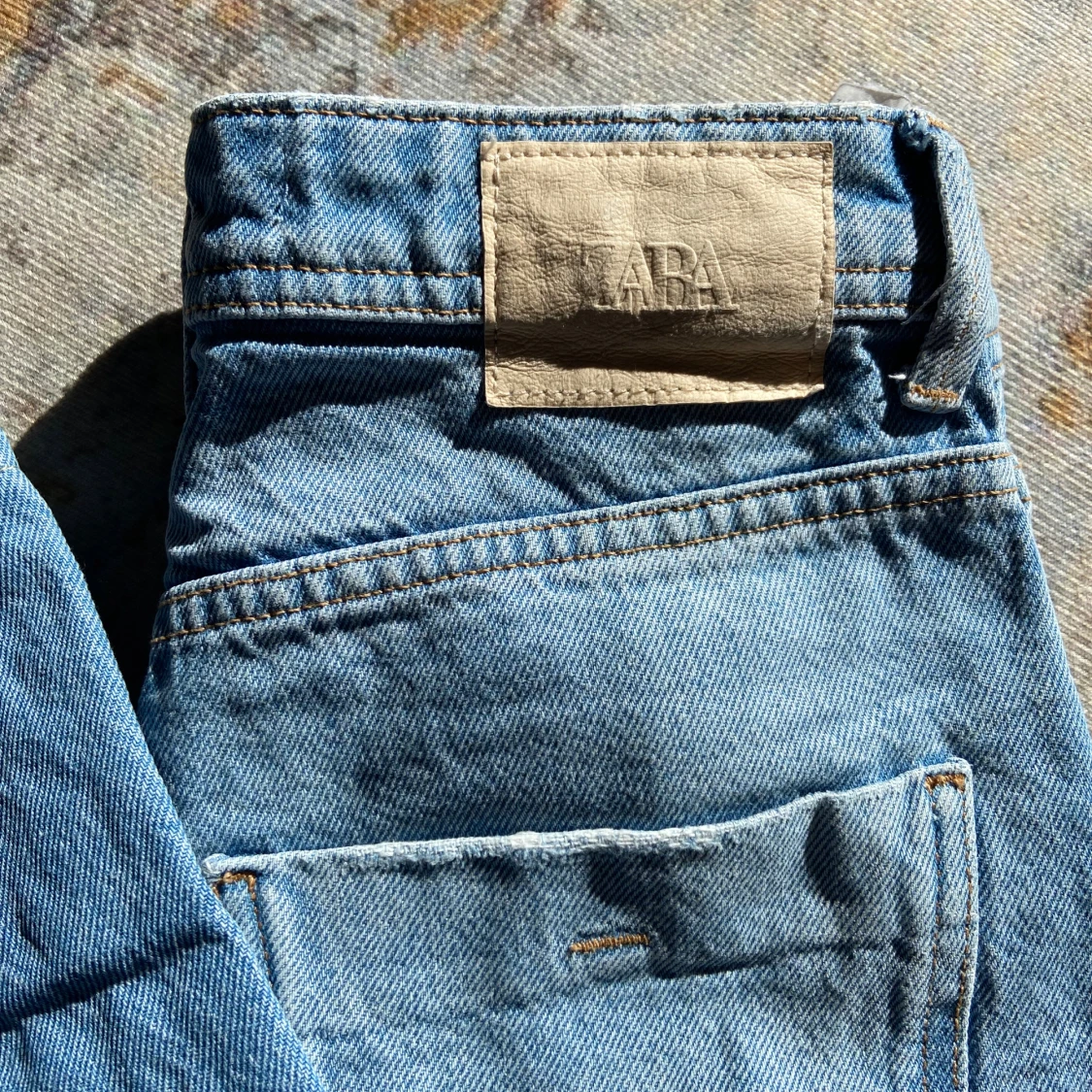 Blå jeans med slitningar - 1