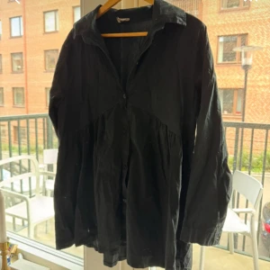 Svart långärmad skjorta från Stajl - Svart långärmad skjorta från Stajl med knappar framtill och krage. Skjortan har en lös passform och är tillverkad i ett lätt bomullstyg.🖤