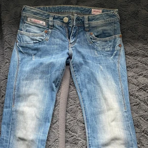 Lågmidjade bootcut jeans  - Ett par supersnygga Lågmidjade jeans i storlek xs. Hade gärna haft kvar dem själv men de är tyvärr för små för mig.💕 Midjemått: 36 innerbenslängd:81