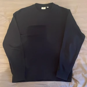 Mörkblå MANGO sweatshirt  - Hej! Just så säljer jag en mörkblå sweatshirt från Mango, tröjan har används på ett varsamt sätt. Tröjan passar perfekt till dig så gillar något basic och enkelt. Hör gärna av dig vid några funderingar! Pris kan diskuteras vid snabba affärer!