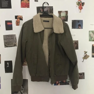 Brandy Melville teddyjacka - Olivgrön teddyjacka från Brandy Melville. Perfekt till höst, har en reva på baksidan som syns på bild 3 men ser mest avsiktligt ut.