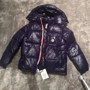 Mörkblå Moncler pufferjacka Storlek M - Jackan är använd endast nån gång hemma. Alla lappar sitter kvar, den är väldigt bekväm och håller sig varm när det behövs. Inga skador osv på jackan och behålls bra. Kan även gå ner till 1000kr vid snabb affär.  Längd: 63 cm Bröstvidd: 53 cm Axel till axel: 45 cm Ärmlängd: 63 cm                                                                        Hör av er vid fler frågor!