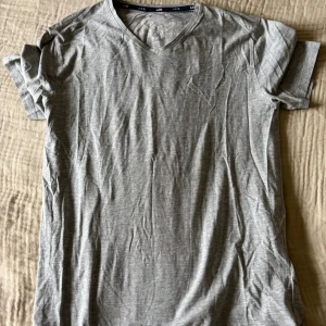 T-shirts  - V-ringad t-shirts i Stl S. Inga fläckar och är i bra skick. Säljer för 50kr.