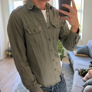 Overhsirt olivgrön  - Trendig och stilren ingen defekt, skriv vid fundering ✌️😊