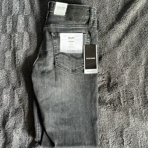 Svarta slim jeans Jack & Jones Glenn - Helt nya svarta jeans från Jack & Jones, modell Glenn Slim. Storlek 30/32. Pris kan diskuteras!