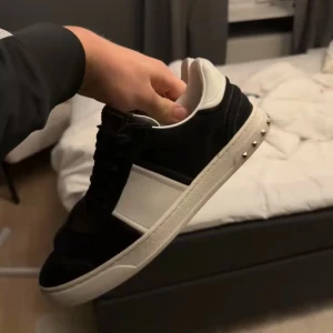 Valentino flycrew - Valentino flycrews. Väldigt bra skick ingen heeldrag, alla nitar kvar. Dustbag ingår. Färg svart mocka storlek 41,5 men passar större. Bara höra av sig så fixar jag mer bilder. 