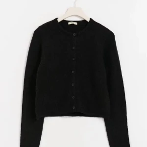 Svart kofta  - Säljer en helt oanvänd svart mysig kofta med rund hals och knäppning framtill som är perfekt slänga på sig nu när det är kyligt ute. Har ej prislappen kvar men den är oanvänd. Storlek XS! Skriv om ni har frågor💕