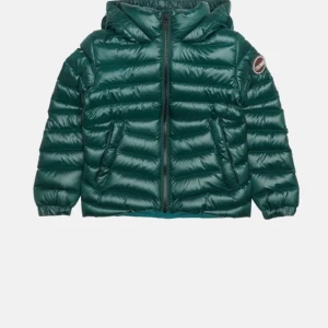 Grön Colmar dunjacka med huva - Snygg mörkgrön dunjacka från Colmar med huva och dragkedja framtill. Jackan har två snedställda fickor och ett broderat Colmar-märke på ärmen. Jackan är i storlek 174 men sitter som en s/xs. Säljer då jag knappt har använt den. Skriv för fler bilder.