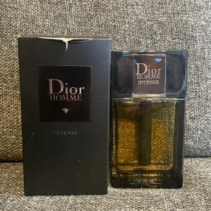 Dior Homme Intense EdP 100ml - Dior Homme Intense Eau de Parfum, 100 ml. Tillverkad i Frankrike. Ingredienser: alkohol, parfym (fragrance), aqua (water), linalool, coumarin, alpha-isomethyl ionone, limonene, citral, citronellol, geraniol, benzyl benzoate, benzyl alcohol, benzyl salicylate, eugenol, isoeugenol.
