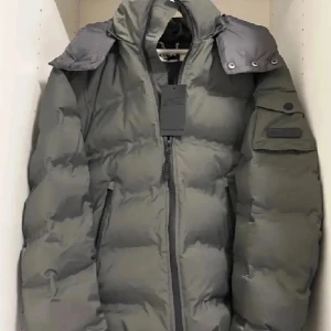 Amicci vinterjacka  - Säljer en stilren grå dunjacka från Amicci. Jackan är vatten tätt och mycket bra skick andvänd endast 2 3 gånger , köpte i England för 3500.      Skriv för frågor eller funderingar 