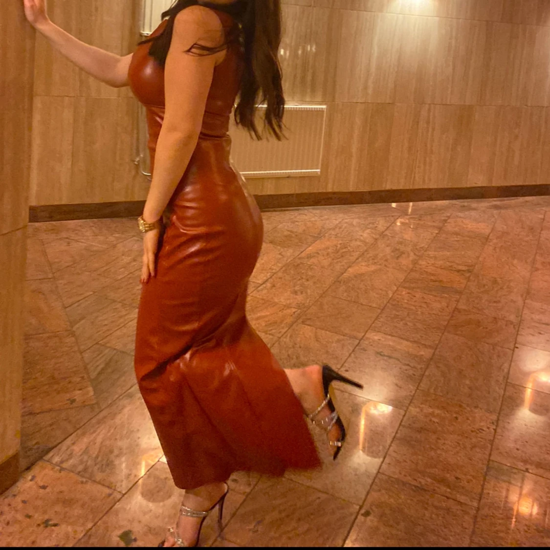 Brun lång klänning i skinnimitation