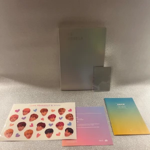 Bts album - Love yourself ’Answer’ (Ver E) fotobok och skivor finns med. Om du vill veta vem som är på photocardet eller har andra frågor så hör gärna av dig!