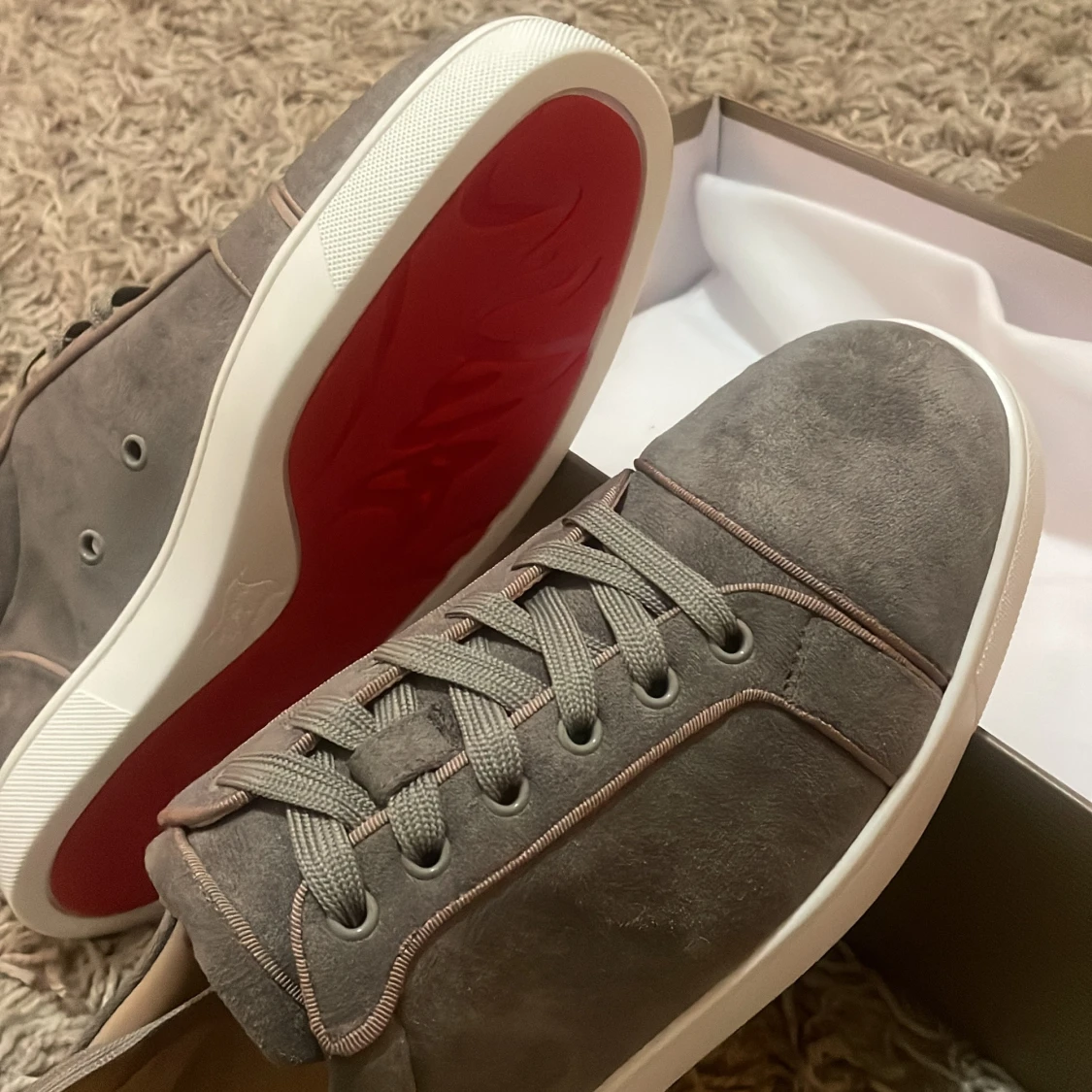 Grå mockasneakers från Louboutin - 3