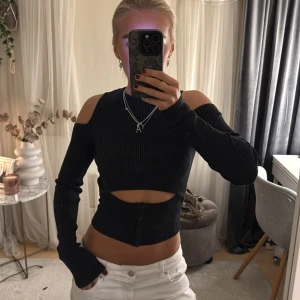 Populär snygg topp - Säljer nu denna supersnygga och eftertraktade toppen med öppna detaljer!🫶🏼som nu nästan aldrig använd!