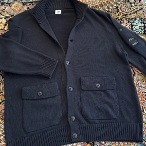 Stickat C.P. Company Kofta  - En mörkblå C.P. Company kofta som passar perfekt till hösten och vintern och som däremot bara använts 1 gång. Nypriset ligger på 4999 men eftersom den inte passar och använts en gång så kan priset gå ner vid snabb affär. 