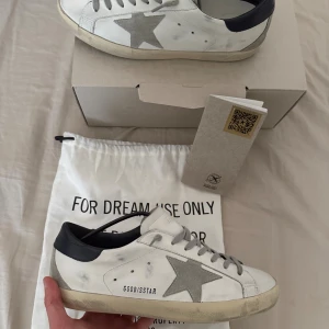 Golden gosse  - Tja säljer mina Golden Goose, kommer med originalpåse och box. Perfekta för en cool och avslappnad stil. Skorna är knappt använda då dom är för stora för mig. Ny pris 6000. 