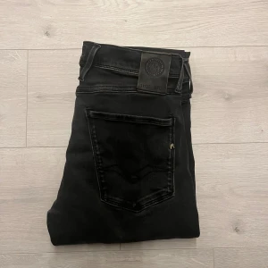  Replay Anbass  - Hej! Säljer dessa sjukt feta replay jeans i modellen anbass//anbass är en riktig populär modell men de är inte så konstigt då de sitter sjukt snyggt på en//jeans är i fint sick utom att de är en defekt under gylfen//storlek W31 L32//hör av er om ni har frågor eller liknade!🤩