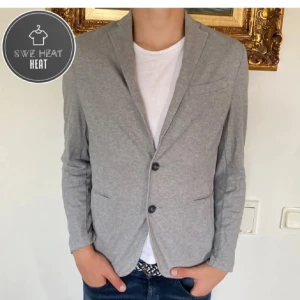 Ljusgrå kavaj/cardigan M - Tjena, säljer denna feta kavaj/cardigan i mycket bra skick. Storlek M. Bara att skriva vid funderingar! 