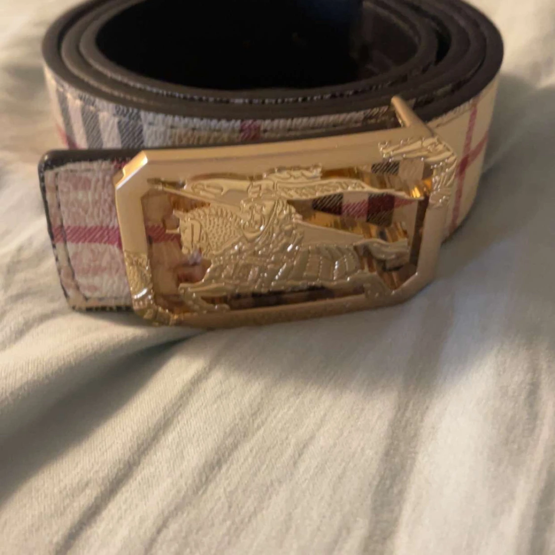 Burberry rutigt bälte med guldspänne