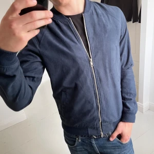 Mocka jacka  - Mocka jacka från pull and bear. I väldigt bra skick, har lite samlade tussar på cisss ställen av jackan som ni ser på sista bilden. Modellen är 180,75 kg och bär M. 😊