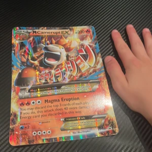 M Camerupt EX - Coolt och färgstarkt Pokémonkort med M Camerupt EX! Perfekt för samlare och fans av Pokémon. Kortet har en mäktig design och är en rolig del till din samling eller för att spela med vänner.
