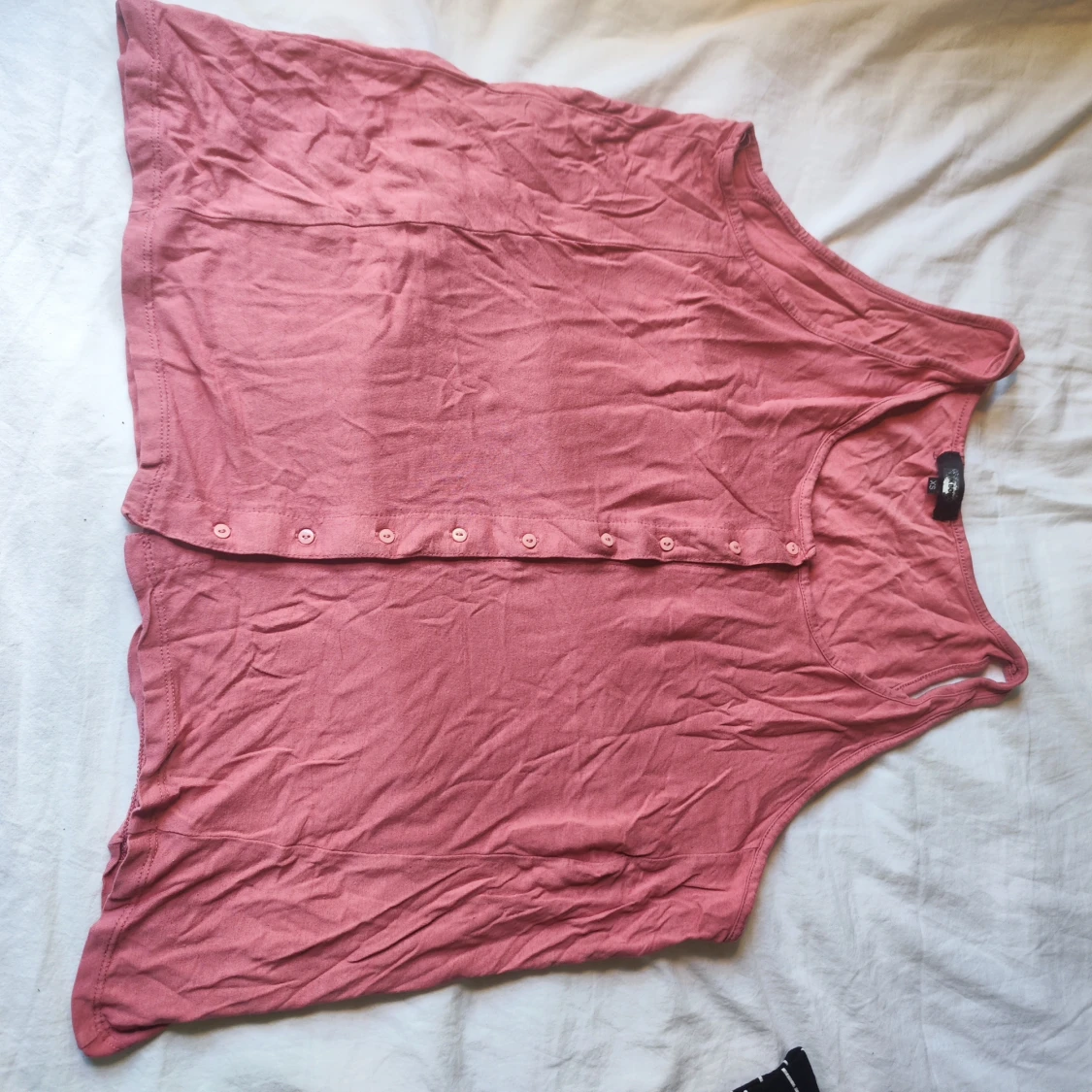 Rosa linnetopp med knappar från Boohoo - 4