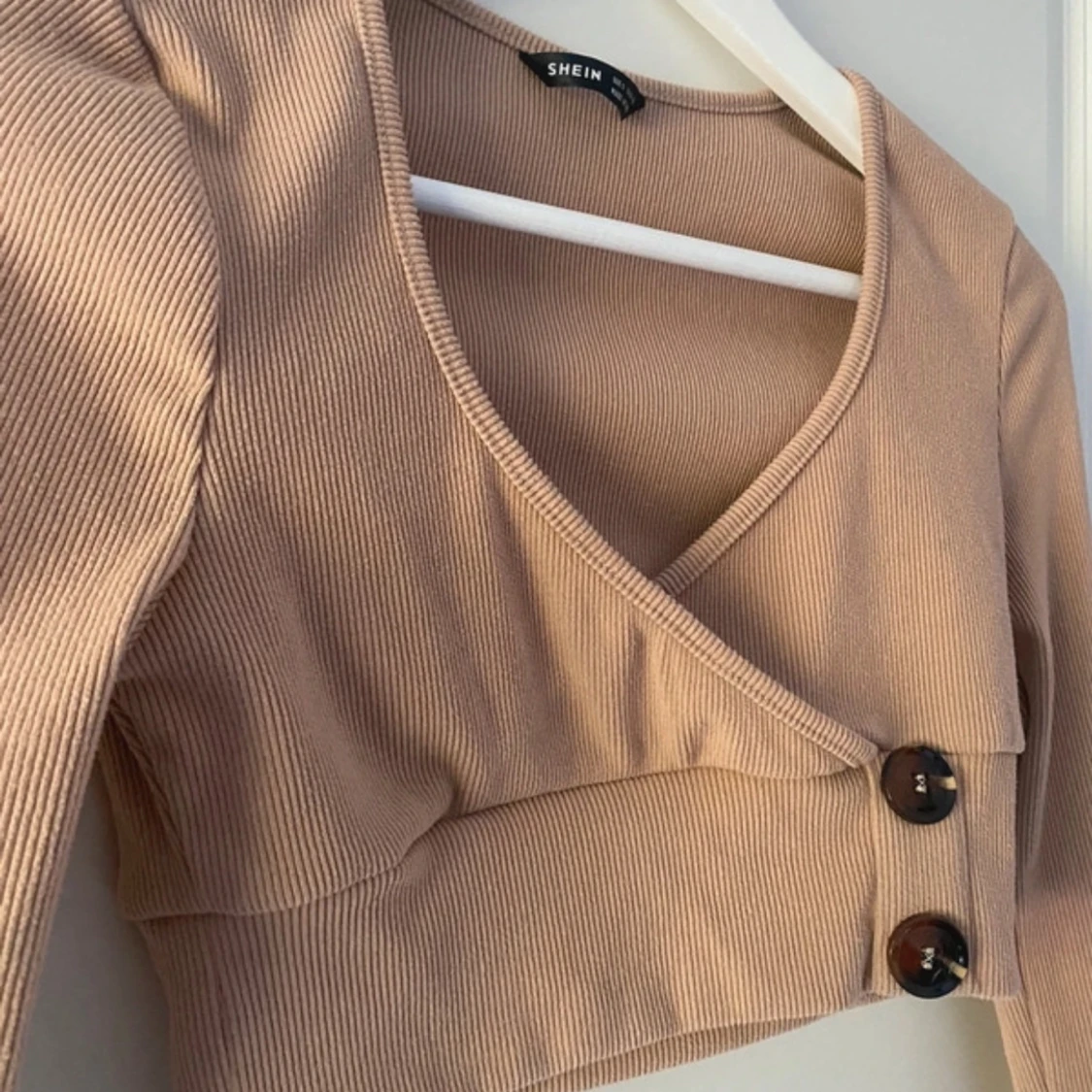 Beige croppad omlottopp - 1