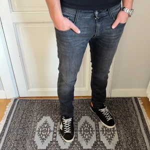 Replay anbass jeans  - Replay Jeans | skick 9/10 | Storlek 32/30| Pris - 599kr | Modellen är ca 179cm lång | Hör av dig vid minsta fråga eller fundering!!