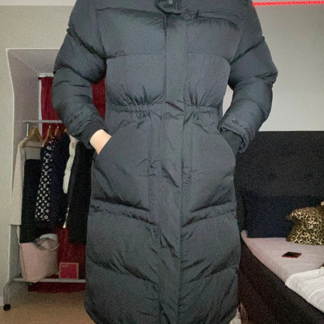 Svart lång pufferjacka med fickor - 2