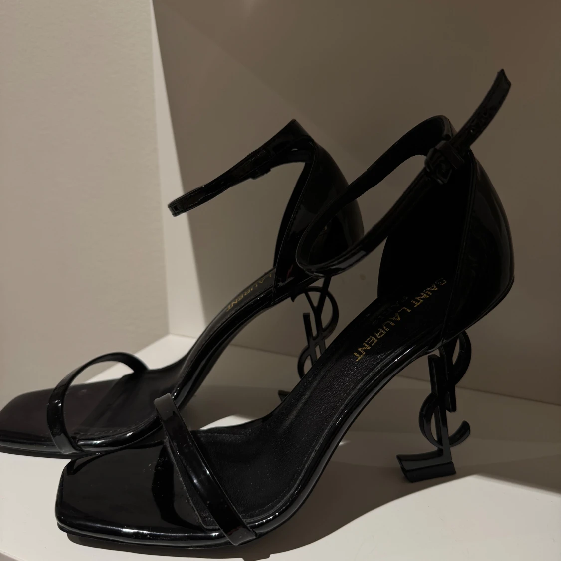 Svarta Saint Laurent klackar med YSL-häl