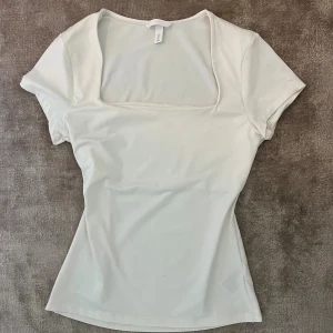 Vit figurnära tröja  - Fin tröja från HM. Figurnära på kroppen. Stretchigt material. Endast använd fåtal gånger. Inga anmärkningar 