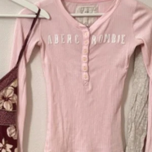 Rosa ribbad långärmad topp Abercrombie - Abercrombie henley i rosa. Den har lite defekter som fläckar men inget som syns mycket. ❣️ använd köp nu! Passar som xs men kan nog också passa S