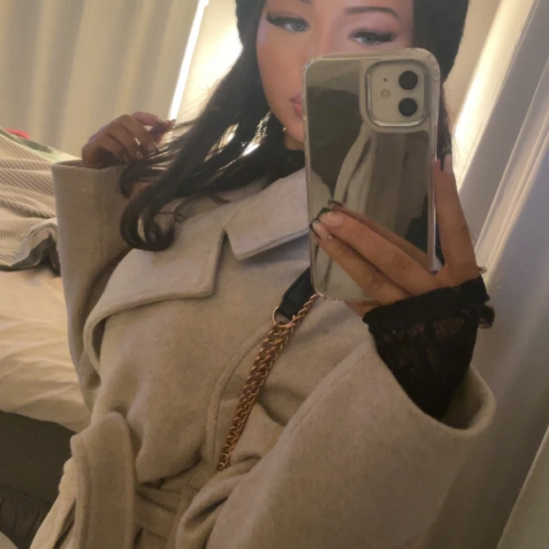 Beige kappa med bälte och krage